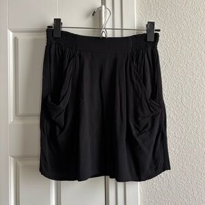 H&M mini skirt with pockets and elastic waist band; black (size 6)